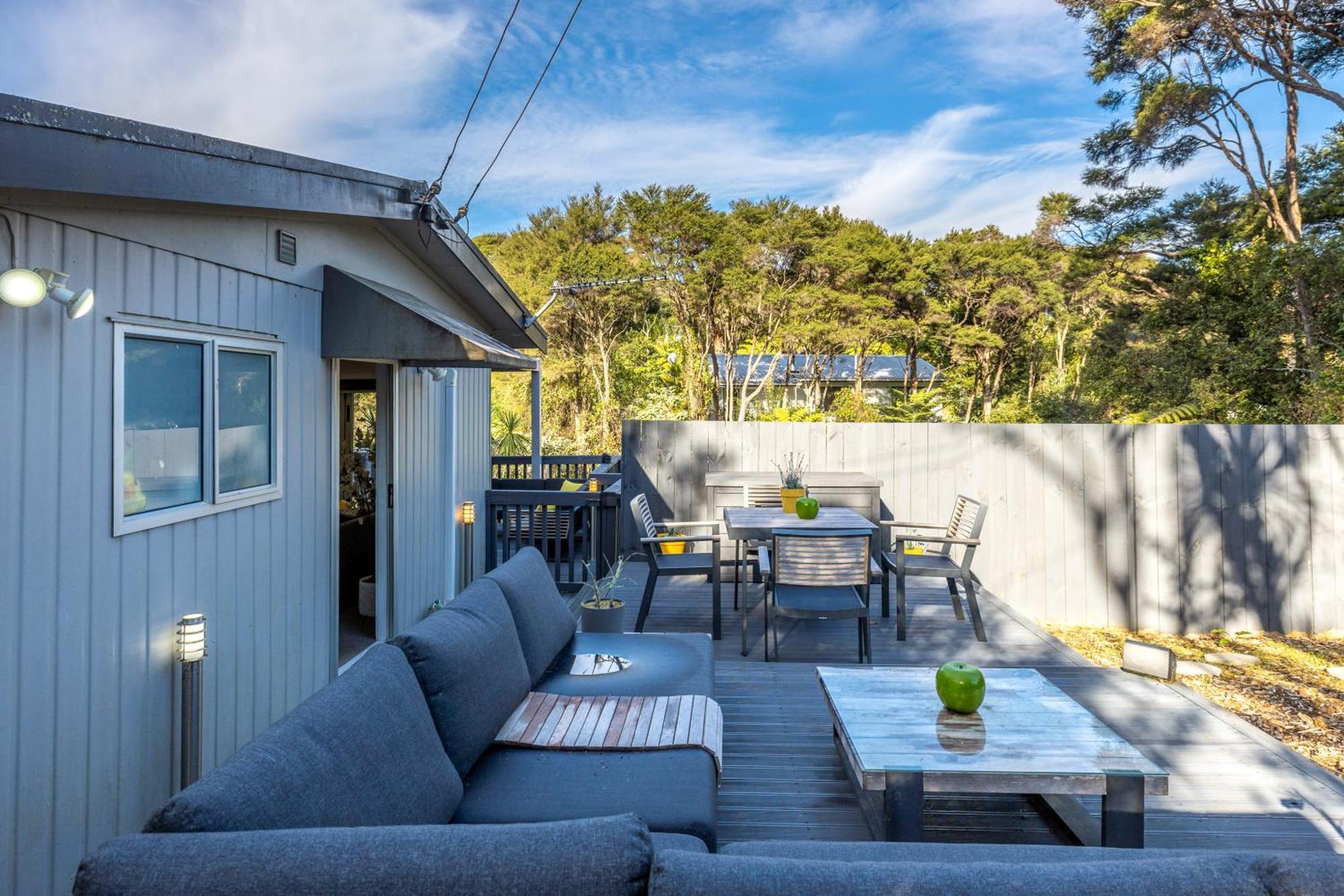 Island Sanctuary - Waiheke Holiday Home Ostend Buitenkant foto